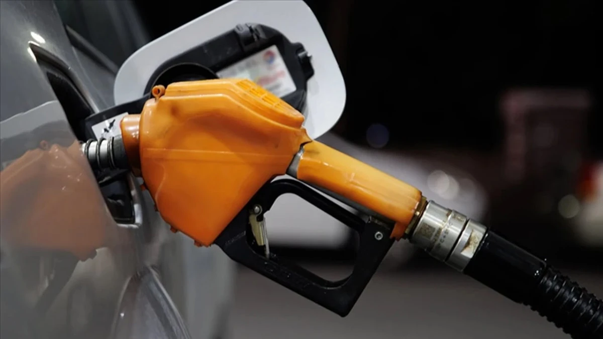 Akaryakıta &ccedil;ifte zam: Benzin 1,61 TL, motorin 8,89 TL arttı