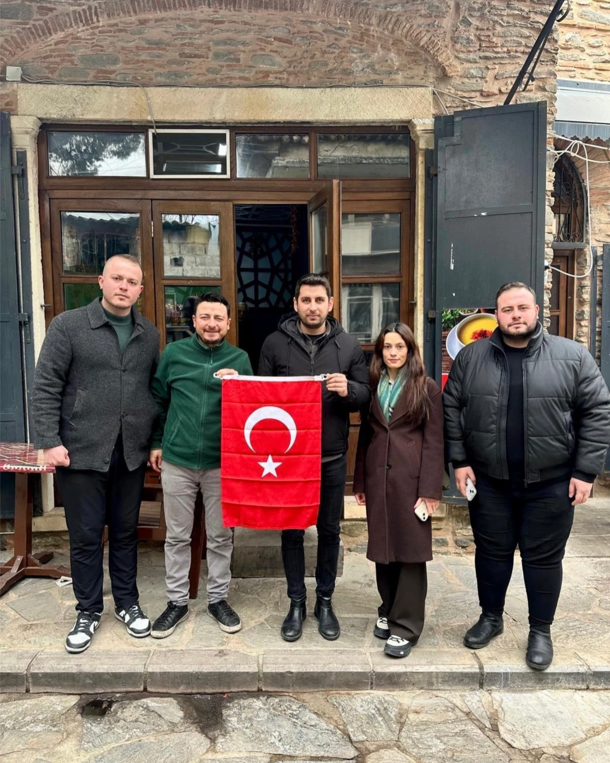 Bayrağımız Onurumuzdur: CHP Tire Gen&ccedil;lik Kolları&rsquo;ndan Anlamlı Bayrak Dağıtımı&rdquo;