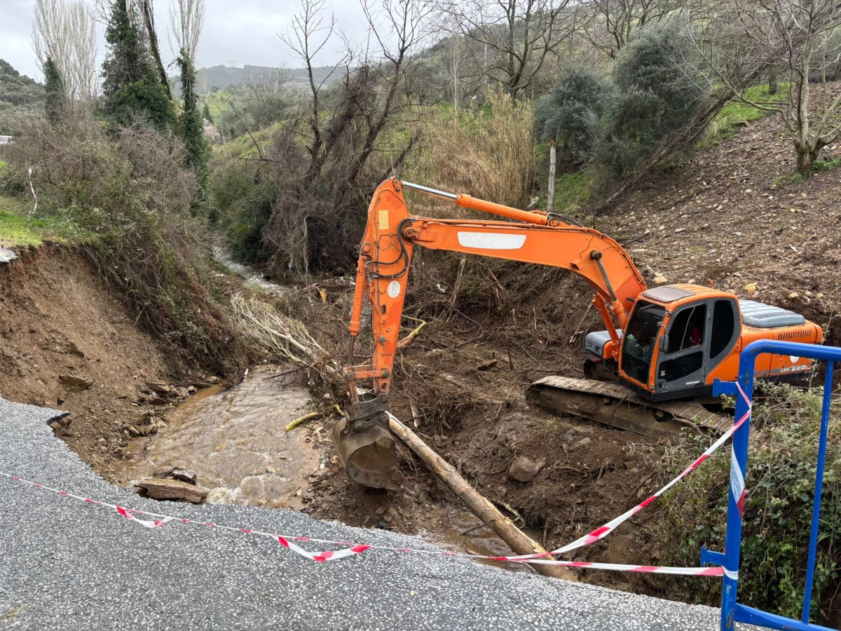 Belediye, yolun a&ccedil;ılması i&ccedil;in &ccedil;alışmalarını s&uuml;rd&uuml;r&uuml;yor