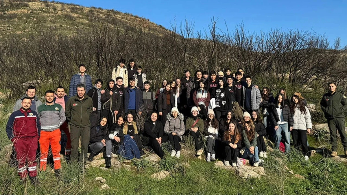 &Ccedil;ayırlı&rsquo;da Umut Yeşeriyor: &Ouml;ğrenciler Yanan Ormanları Fidanlarla Ayağa Kaldırıyor