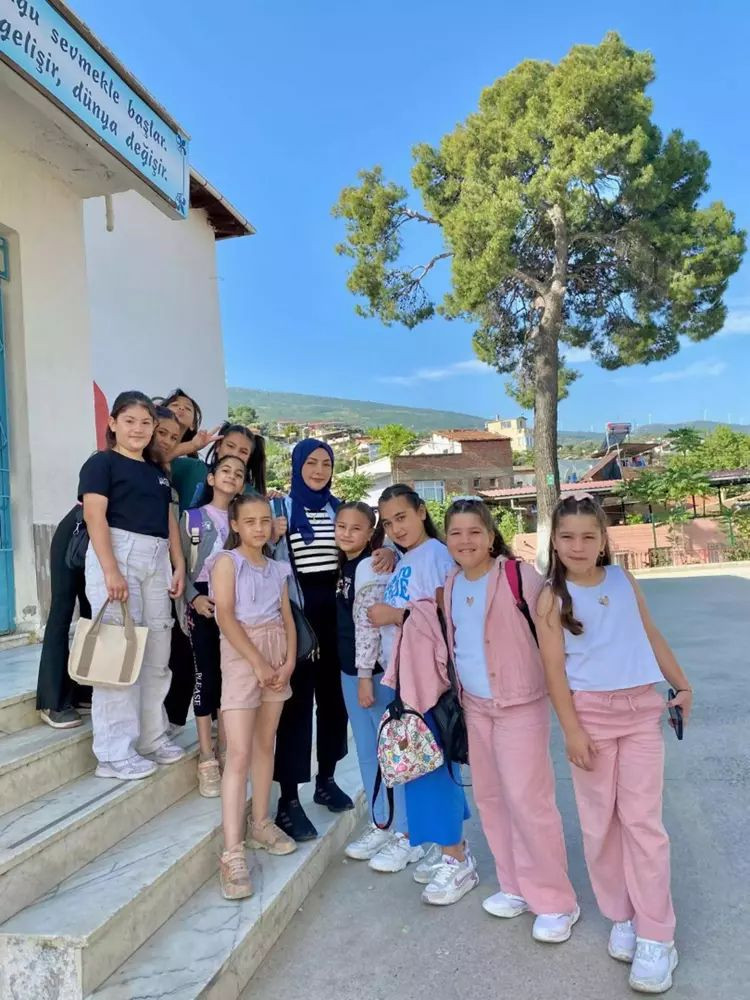 ENKAZ ALTINDAN KURTARILAN ÇİĞDEM ÖĞRETMEN, AİLESİYLE TİRE’YE YERLEŞTİ