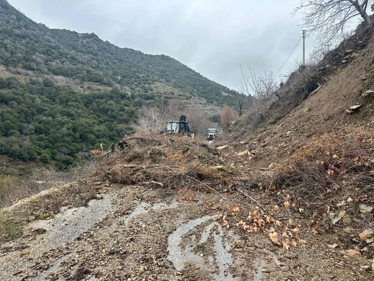 Heyelan yolu kapattı: Ekipler, seferber oldu