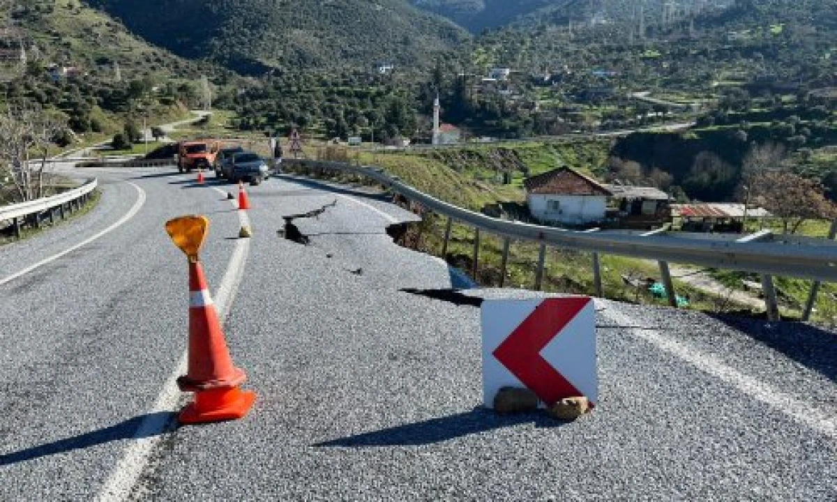 İncirliova-Tire karayolunda toprak kayması: Yol &ccedil;&ouml;kt&uuml;!