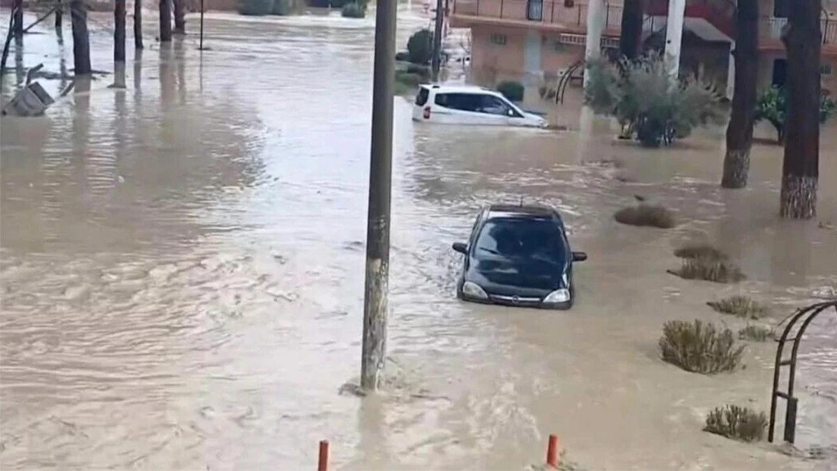 Şiddetli Yağış Kuşadası&rsquo;nı Fel&ccedil; Etti: Ara&ccedil;lar Selde S&uuml;r&uuml;klendi