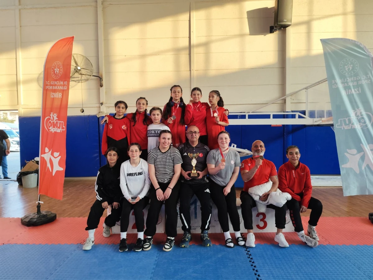 Tire Belediyespor Kadın G&uuml;reş Takımı&rsquo;ndan İzmir&rsquo;de b&uuml;y&uuml;k başarı