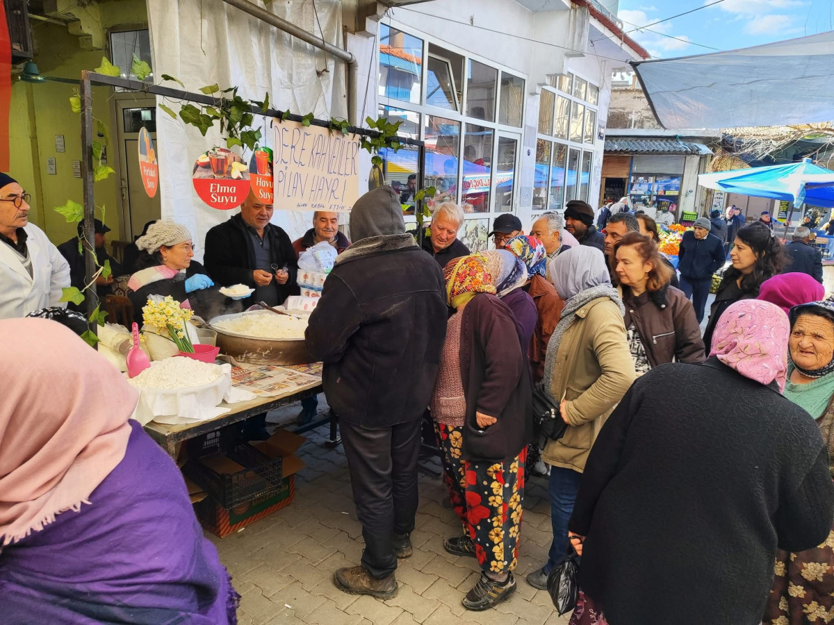 Tire Dere Kahveliler Derneği'nden Ferdi Tayfur Anısına Pilav Hayrı