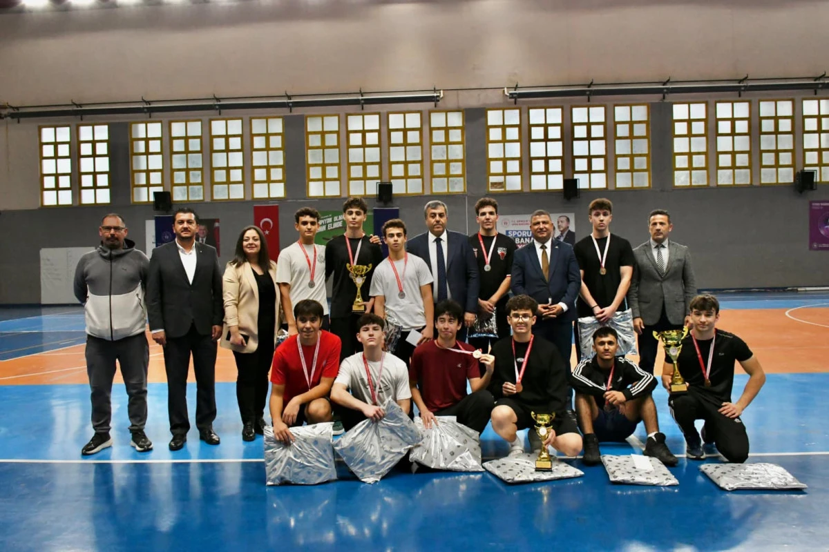 TİRE&rsquo;DE 29 EKİM&rsquo;E &Ouml;ZEL 3X3 SOKAK BASKETBOLU TURNUVASI D&Uuml;ZENLENDİ