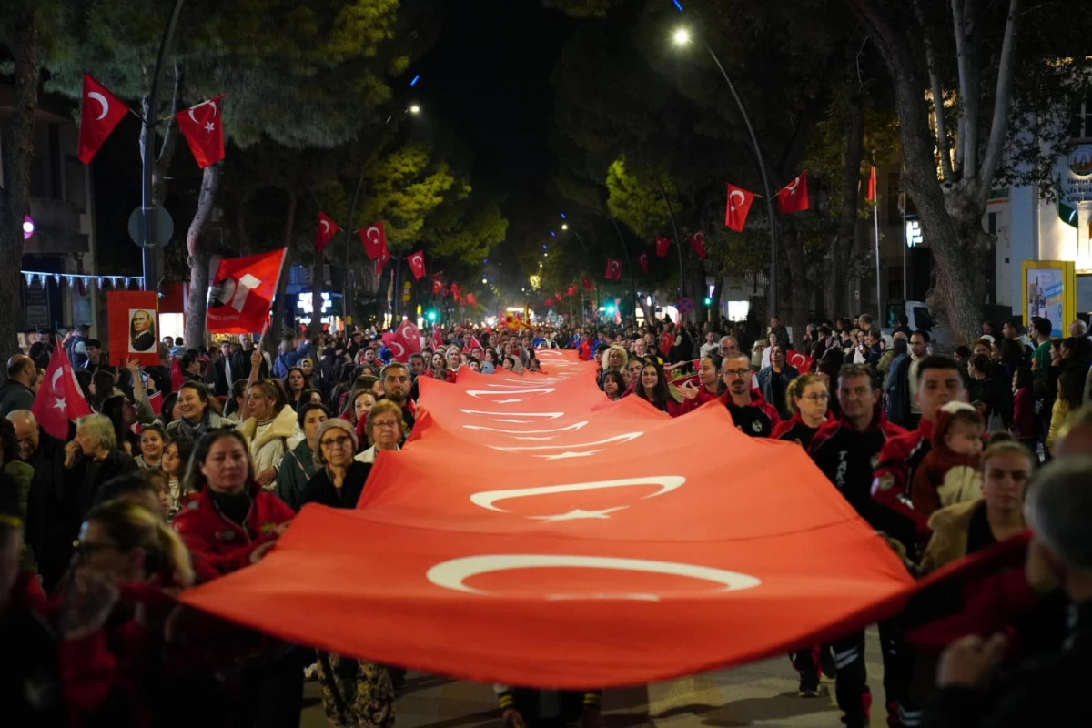 Tire’de Cumhuriyet coşkusu fener alayı ile zirveye çıktı