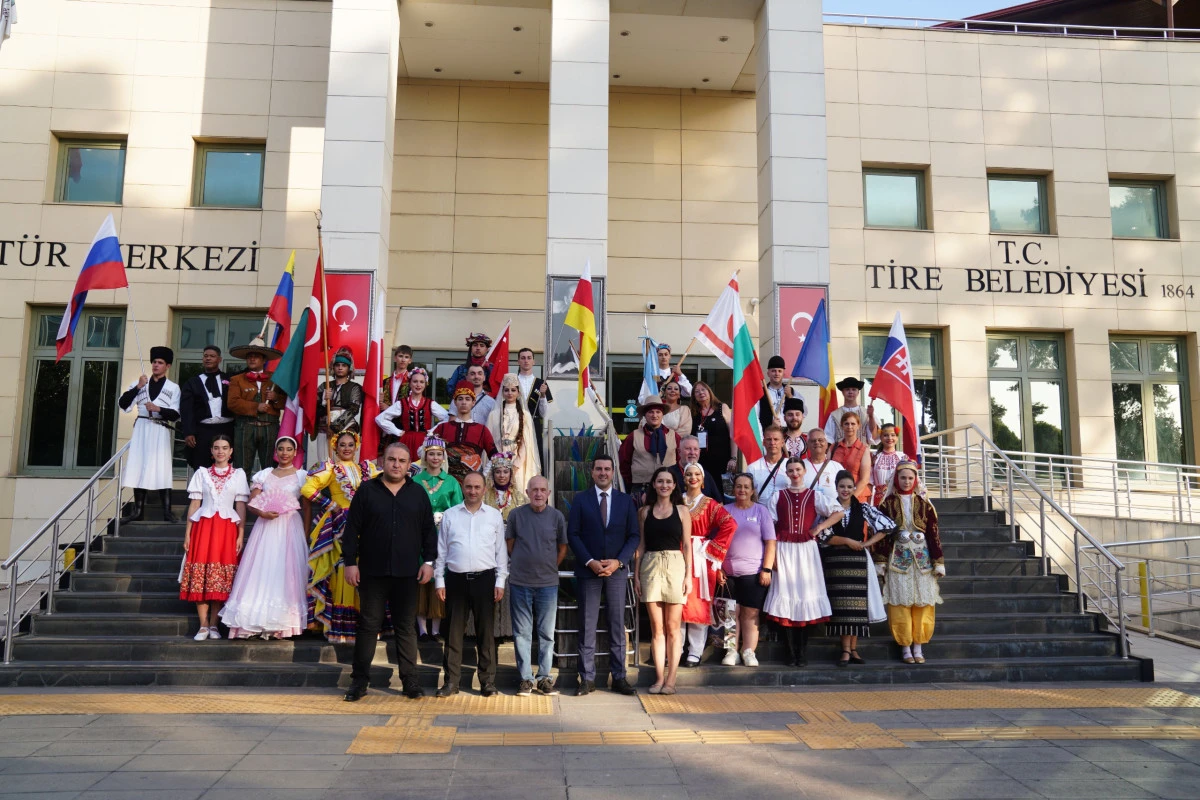 Tire&rsquo;de d&uuml;nya dansları aynı sahnede buluştu