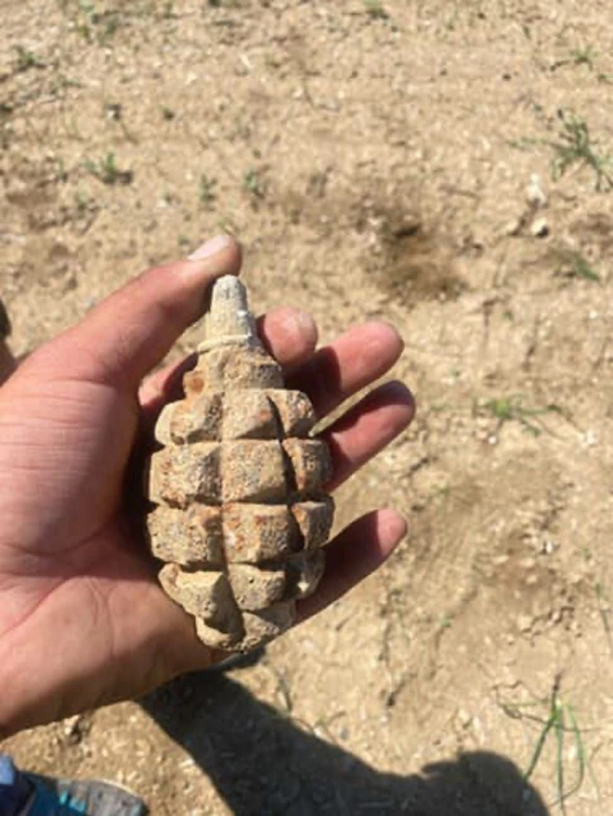 Tire'de el bombası paniği: 10 yaşındaki çocuk tarlada buldu!