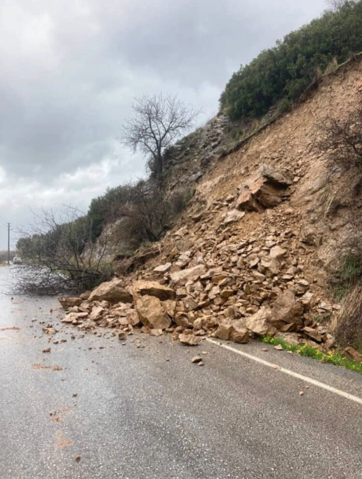 Tire&rsquo;de Heyelan Meydana Geldi: Kirtepe-Sarilar K&ouml;yleri Arasında Yol Zarar G&ouml;rd&uuml;