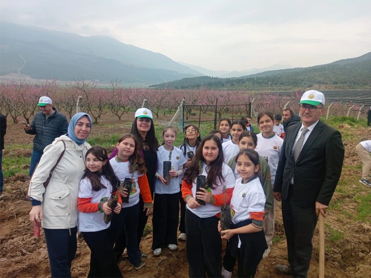 Tire&rsquo;de &Ouml;ğrenciler Fidanları Toprakla Buluşturdu