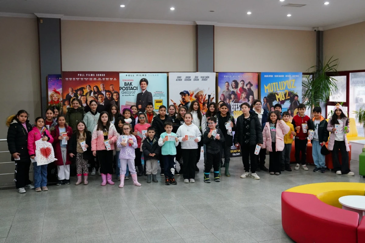 Tire&rsquo;de &ouml;ğrenciler, karne sevincini sinema keyfiyle yaşadı