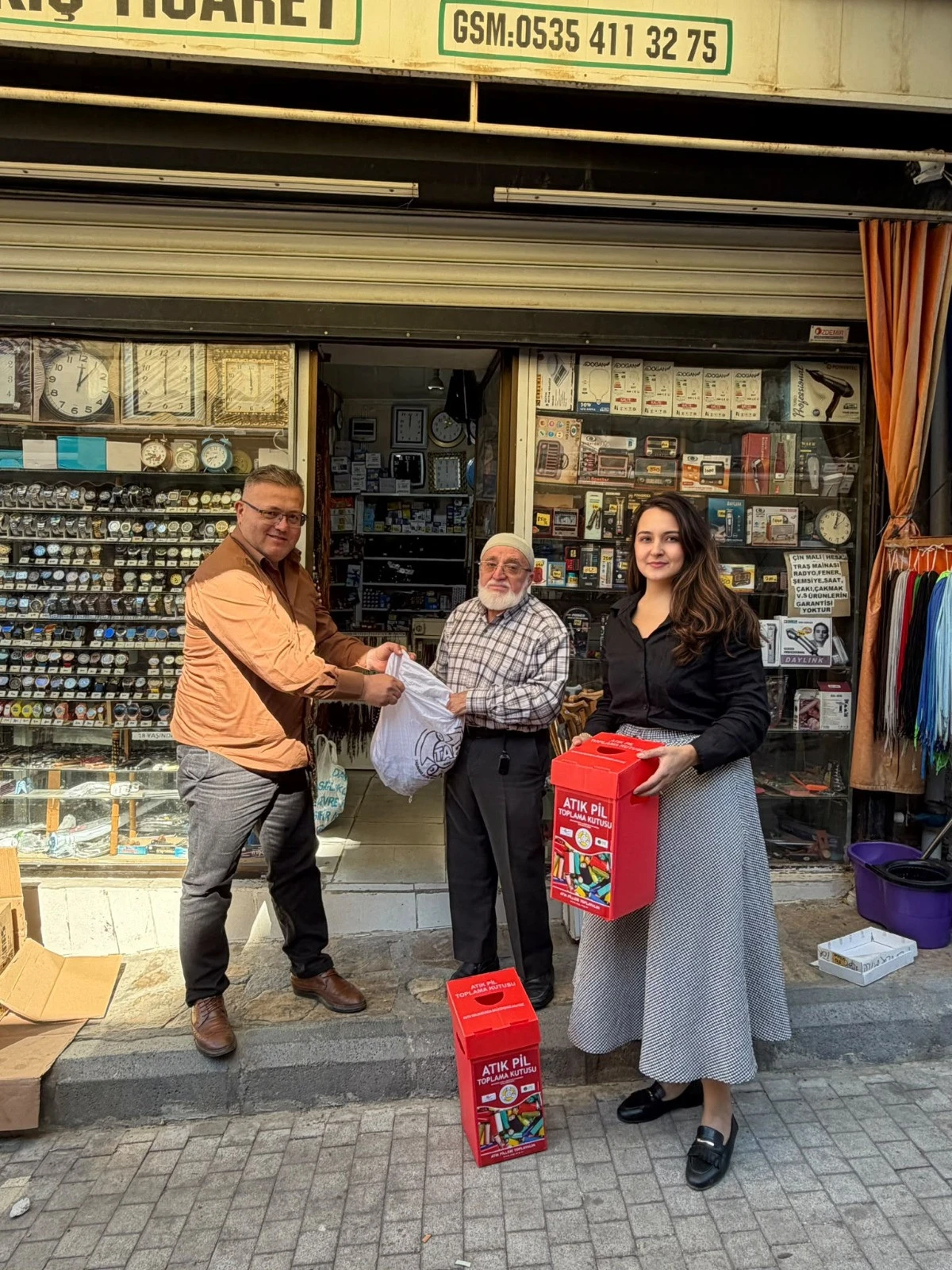 Tireli esnaftan &ouml;rnek davranış: 29 kilogram atık pil topladı