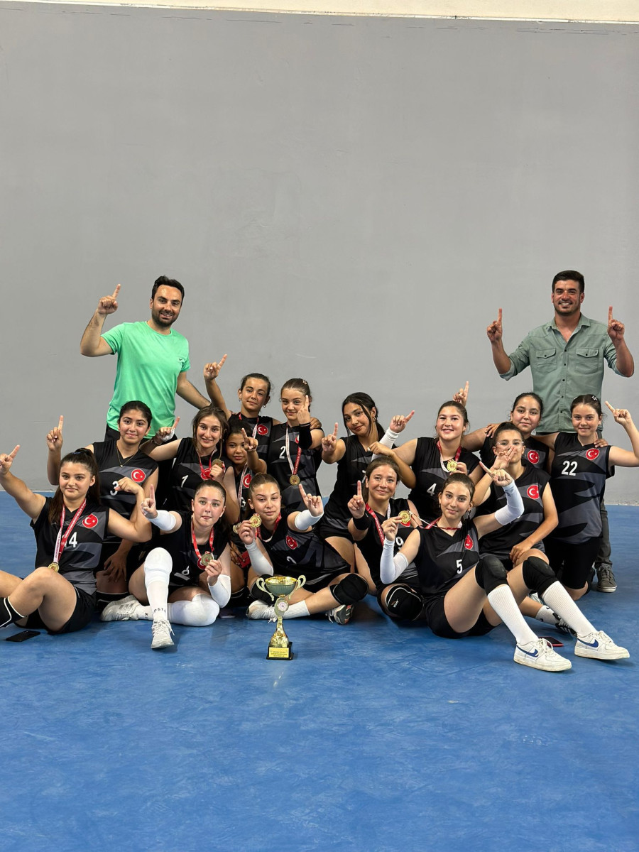 YILDIZ KIZ VOLEYBOL TURNUVASI ŞAMPİYONU FATİH ORTAOKULU 