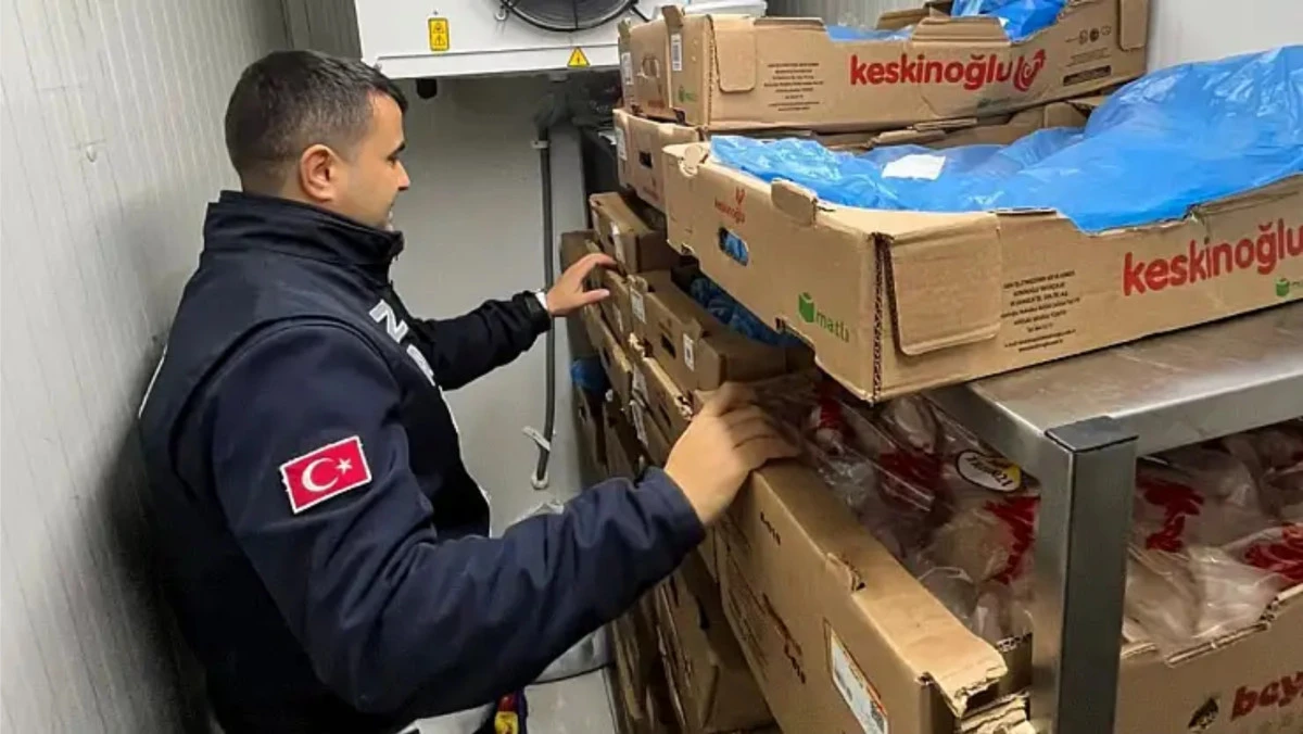 Zabıta  Tire'deki Çiğ Tavuk Satıcılarına Sıkı Denetim Uyguluyor